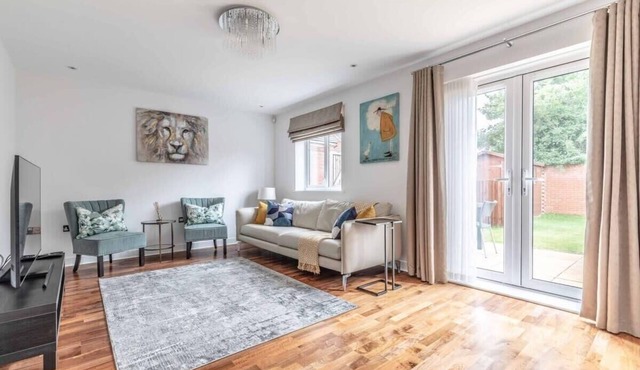 4-Bedroom Retreat in Slough - By Tempstay