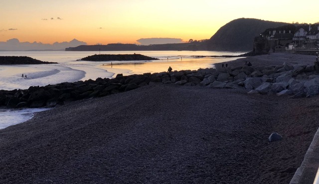 4 Bedroom Seaside House, Beach 220m with Free Parking