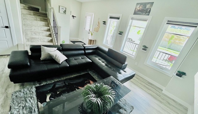 4 Bedroom3Full BathSingleHome with Dgarage14Min Airport and Edmonton South.