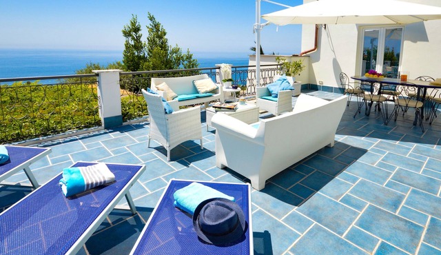 4 bedrooms Villa with amazing Terrace 10 mins away from the Beach