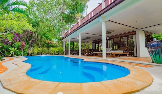 ❤️ 4 BR Beachside Villa ⛱ 1 Min Walk To Beach, Shops & Restaurants ✅ FREE Kayaks