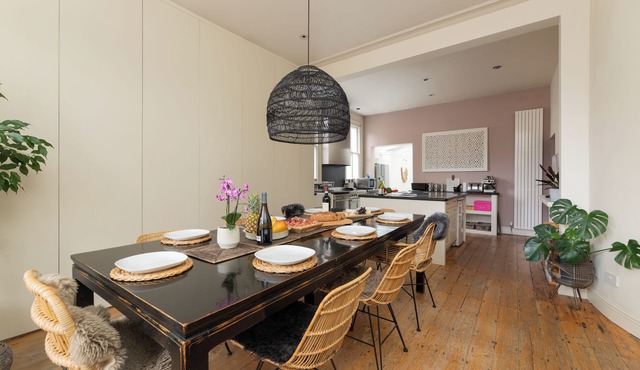 4 BR LONDON HOME WITH PARKING. SLEEPS 8. 4 STOPS TO HEATHROW AND CENTRAL LONDON