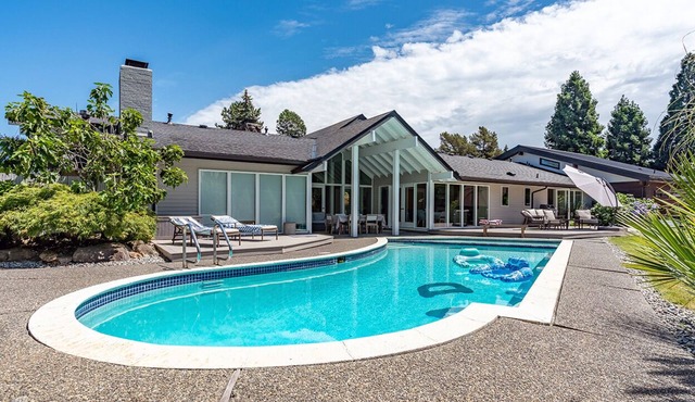 4 BR Lux Home, Private Heated Pool, Central AC, 5 min to Bellevue, 90 Nights+ ok