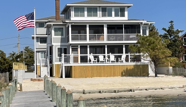 4 Br Luxury Direct Bayfront-Screen Porch, Sundeck, Beach, Pier, Walk everywhere!