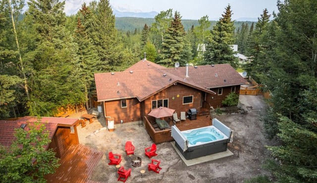 4 Br Mountain Chalet | PRIVATE Pool/Hot Tub |2-min DRIVE to Jasper National Park