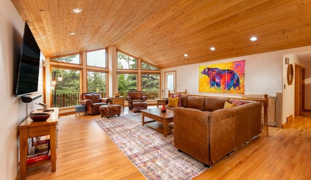 4 Br Mountain Chalet | PRIVATE Pool/Hot Tub |2-min DRIVE to Jasper National Park