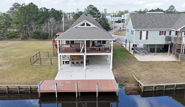 4 BR. Spacious coastal getaway with water views, comfort, and room to unwind .