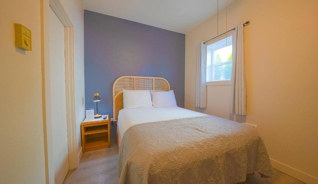 4 Clean, Comfortable & Affordable Rooms Near Seaside’s Must-See Attractions!