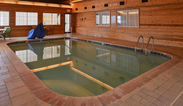 4 Comfortable Rooms w/Kitchenette and BBQ Grill, Perfect for Business Travelers