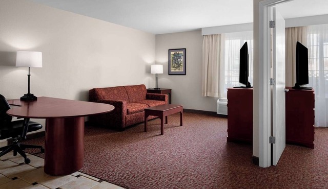 4 Comfortable Suites w/Fireplace & Separate Living Space – Near Intel Campus