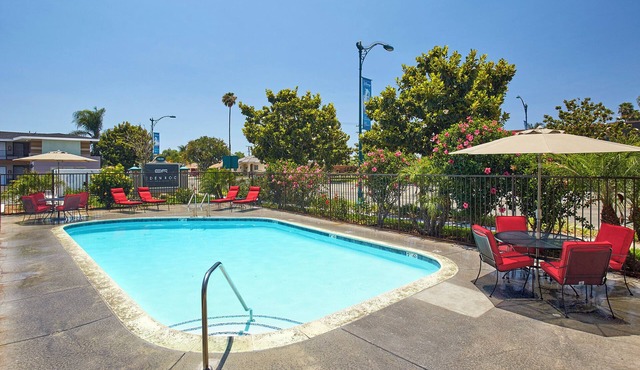 4 Comfortable Units – Pool Access & Minutes to Disneyland & Attractions!