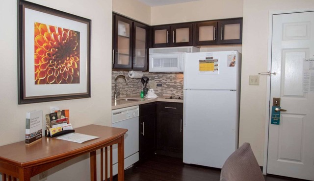 4 Convenient Suites w/Free Breakfast! A short drive to Six Flags Fiesta Texas!