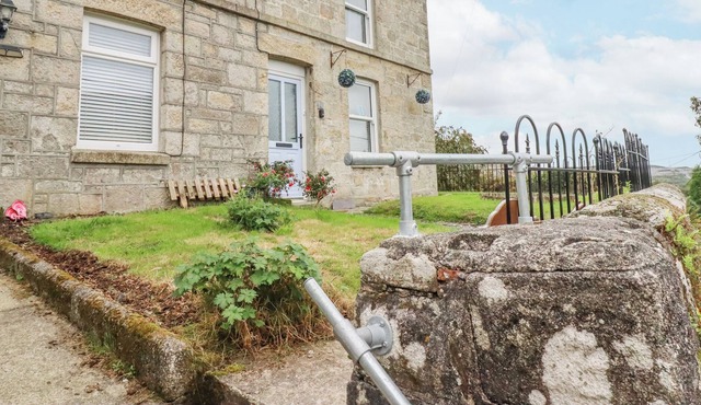 4 GREENBANK TERRACE, pet friendly, with open fire in St Dennis
