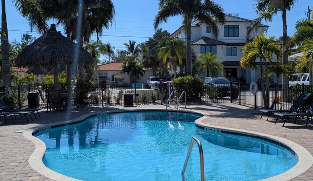 #4-Junior Suite-2 Queens beds, 3min walk to Beach, Heated Pool on site, Sleeps 4