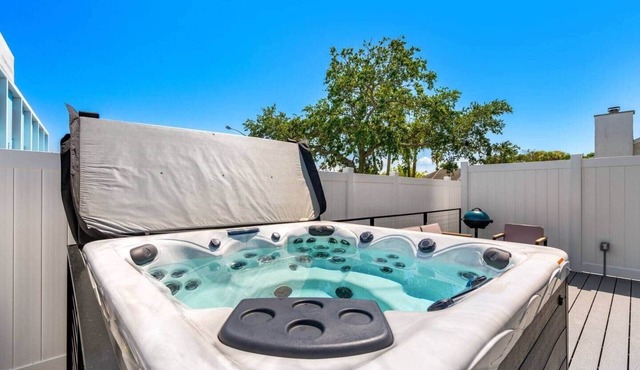 4 Luxe Units Sleeps 6-8 Hot Tub Near Beach