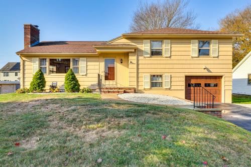 4 Mi to Beach: Furnished Deck at Waterford Home!