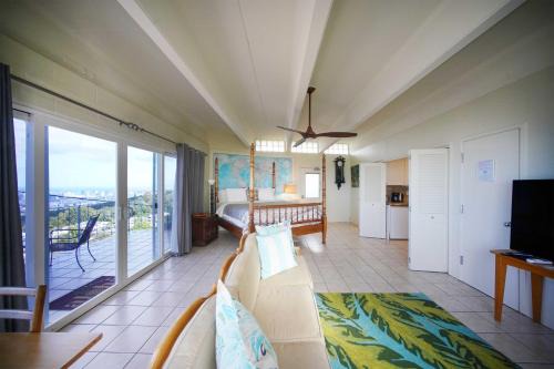 4 Mi to Beaches: Honolulu Hideaway w/Views!
