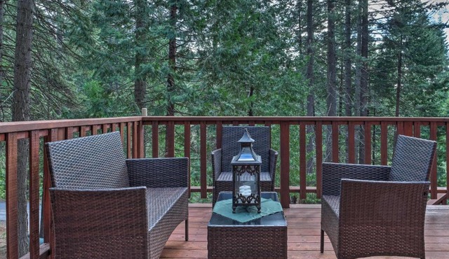 4 Mi to Big Tree State Park: Serene Cabin w/Deck