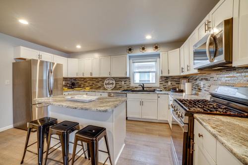 4 Mi to Lake Michigan: East Chicago Home w/Grill