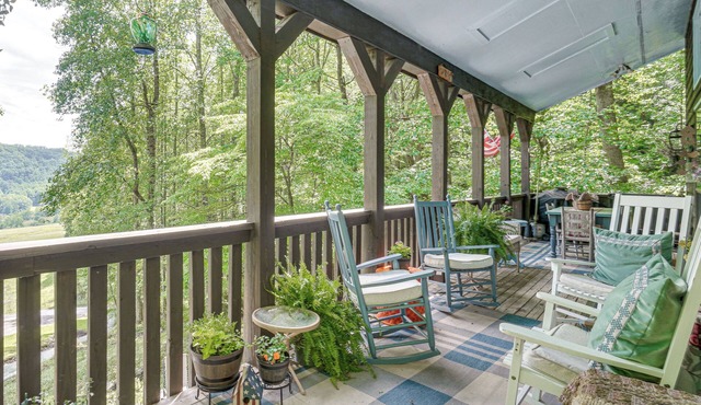 4 Mi to Lake Santeetlah: Cabin w/Deck & Views