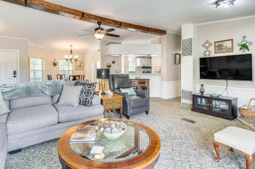 4 Mi to Norfork Lake: Country Stay w/Farm Views!