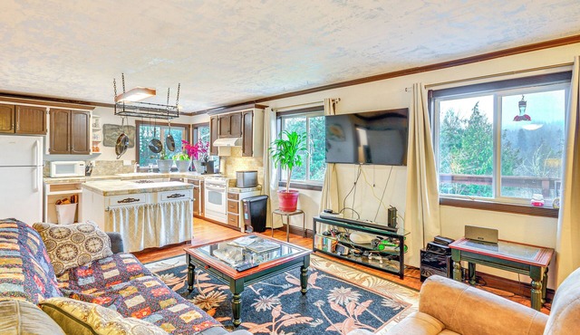 4 Mi to Sandy River Access: Studio w/Mtn Views!