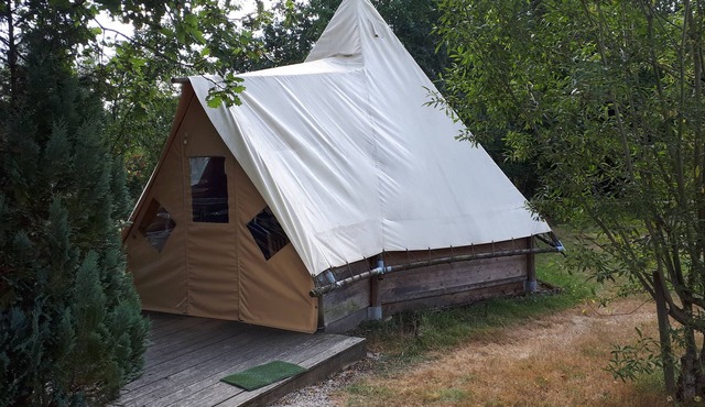 4-person Apache hut in an estate with indoor swimming pool