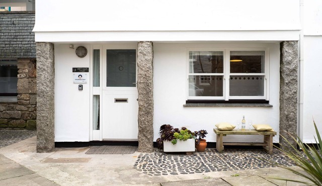 4 Porthmeor Court - Central St Ives - On-Site Parking - Sleeps 6