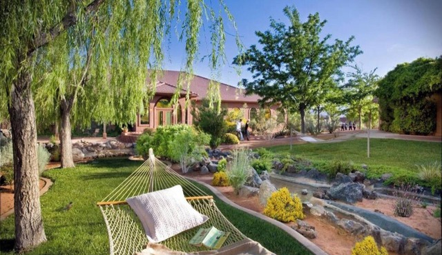 4 Quiet, Relaxing Rooms + Balcony Near Snow Canyon State Park -1.3 miles