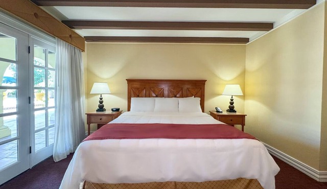 4 Refined King Suite with Pool, Hot Tub, Grill & Easy Access to Downtown Sights