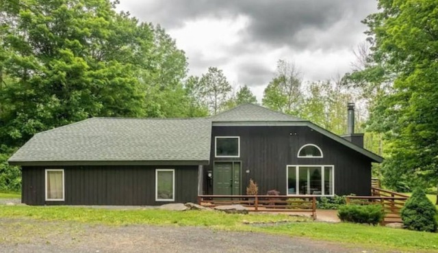 4 Season Chalet w/ Hunter Mtn Views, Hottub, Yard and 8 min from Windham/Hunter