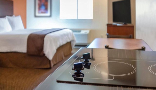4 Spacious Stays – Full Kitchens & Queen Beds Near Frontier Village & Museum