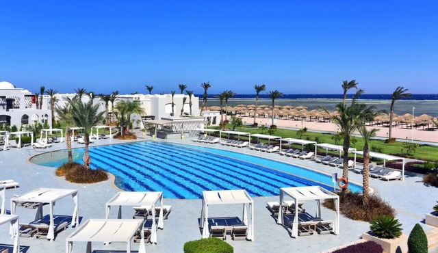 4 Stylish Rooms w/Pool Access - Featuring Comfort and Breathtaking Beach
