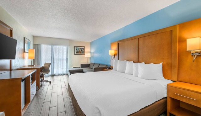4 Units | Bright Coastal Stay with Pool Near Pier & Nightlife Scene