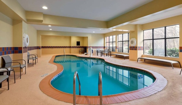 4 Units | Free Parking & Breakfast – Walk to Bryant, 10 Min to Twin River