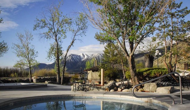 4 Units | Restorative Mountain Stay w/Hot Spring Near Iconic Tahoe Parks