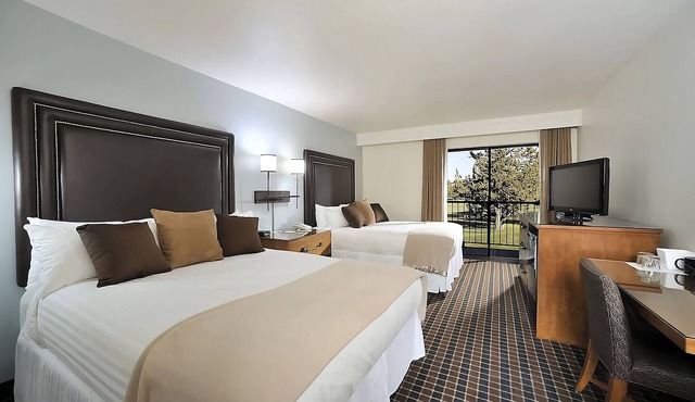 4 Units w/Kitchen | Pool, Spa, Golf & Free Parking