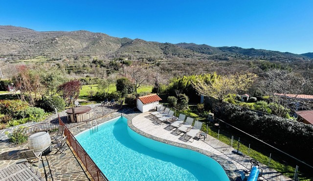 4* villa big private heated pool, deluxe hottub, natural setting, zircon