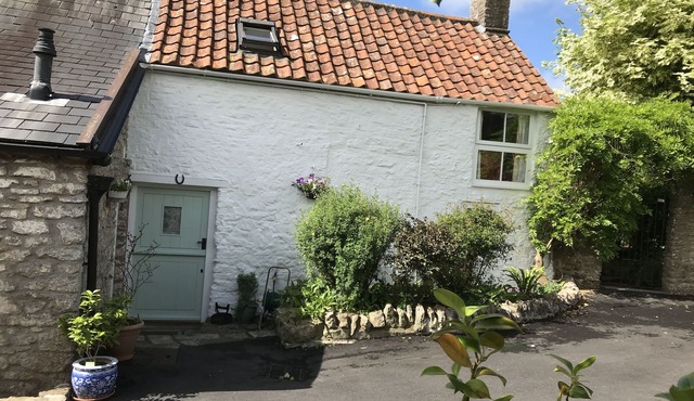 400 year old cottage near Wells, Cheddar and Glastonbury. Dog and child friendly