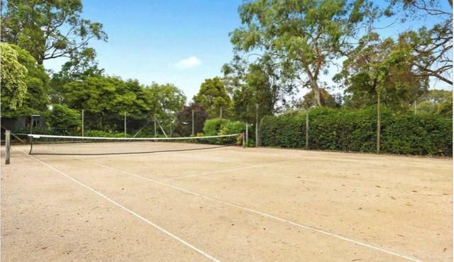 400m Beach Haven! Perfect for family or friend get aways! Tennis court included!