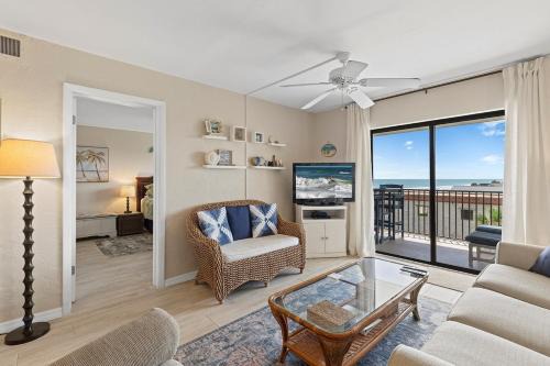 407 - 2/2 Nicely Updated Ocean View