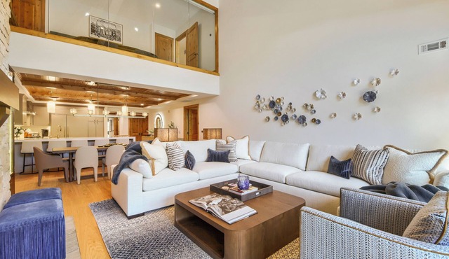 434 S Frontage Rd Vail Mountain View #403-Vail Penthouse, Roof Top Hot Tub, Pool, Walk to Slopes
