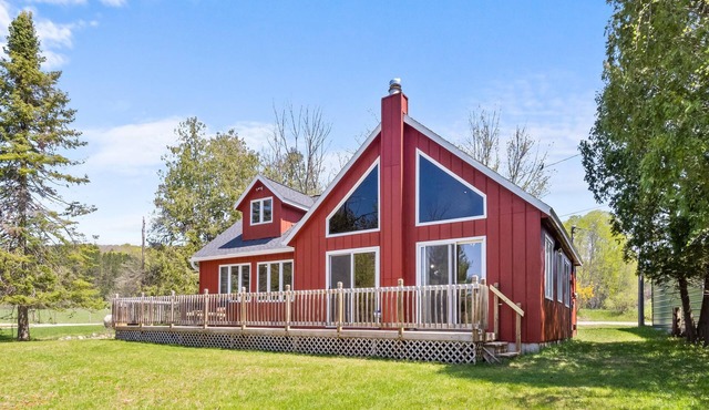 45th Parallel - Where Life Is in Balance "Spacious Lakefront Cottage"