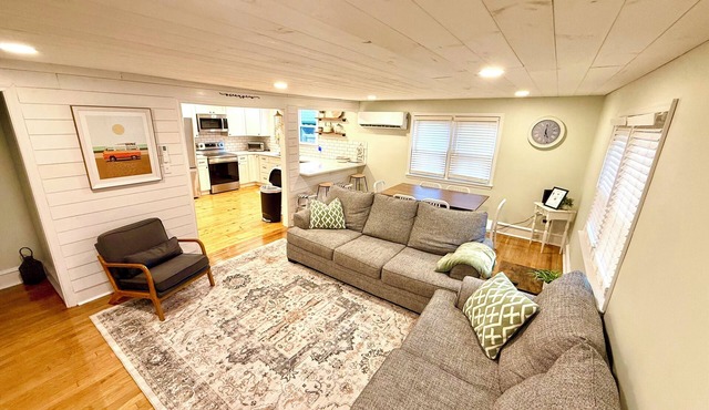 4bd Cottage sleeps 10 includes Bikes & Chairs- Backyard Firepit 2mi to Beach