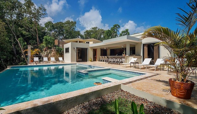 4BD villa in gated complex, private pool, WiFi/cable TV/BBQ, guest-friendly