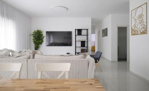 4BDR apt with jacuzzi in the heart of the city