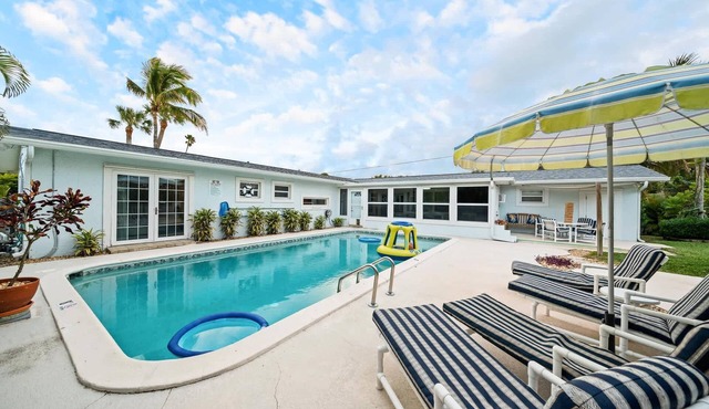 4Bed/3Bath Heated Pool w/Tiki Bar, Steps to Beach!