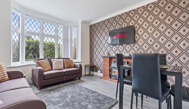 4Bed Serviced Accommodation Near NEC, Airport &JLR