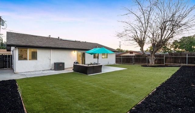 4BR/2Bth, King Bed, Garage, Gated Backyard