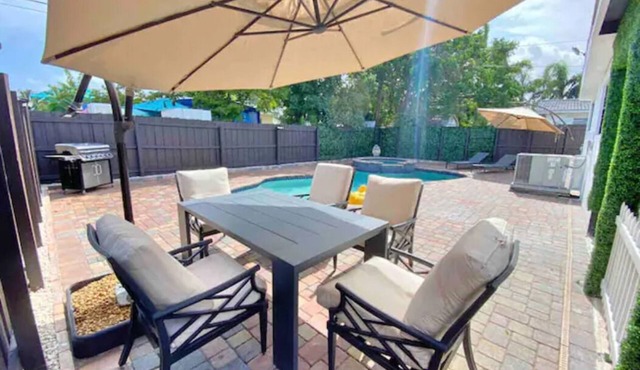 4BR/3BA Mini-Resort Near Beach heated Pool & Spa